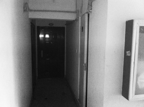 被砸網(wǎng)吧在鄭州安徐莊公館小區(qū)的一棟居民樓里，昨天，網(wǎng)吧已關(guān)門。