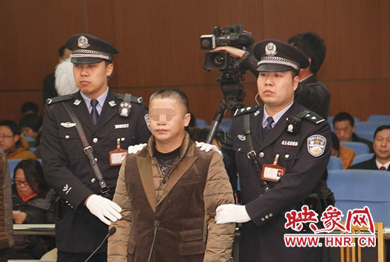 被告人被法警帶上法庭時，身上沒有戒具，也沒有剃光頭。（圖片來源于微博@豫法陽光）