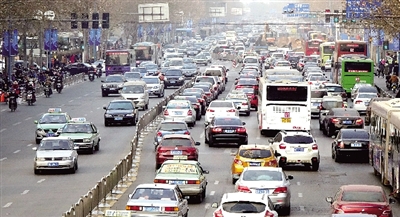 昨天下午，擁擠的花園路。 鄭州晚報記者 馬健 圖