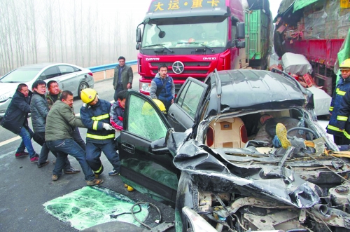 現(xiàn)場慘不忍睹，眾人合力施救。