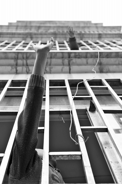 聽到聲音小哥倆就在窗戶邊集合，不聚不散。