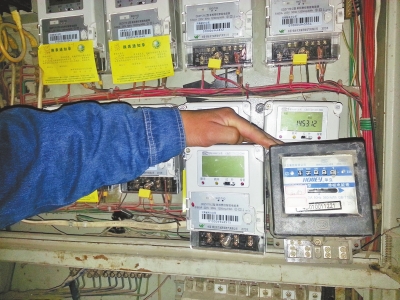 　跟智能電表（左）相比，老式機械電表（右）就像個“老古董”。