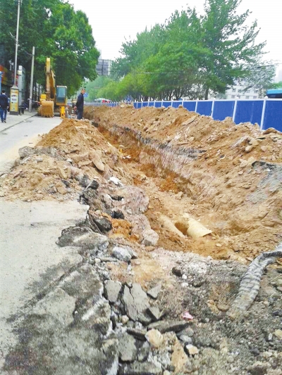 文化路大修改造工程，目前西半幅圍擋已基本鋪設(shè)到位。