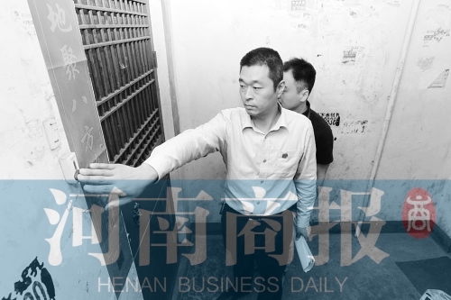 　來到馬某家，法官被拒之門外