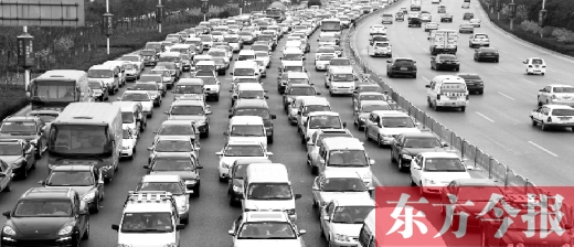 21日，鄭州市中州大道，大量擁堵的汽車將寬寬的道路變成“停車場”