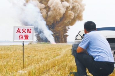 民警點(diǎn)火，引爆爆炸物品。