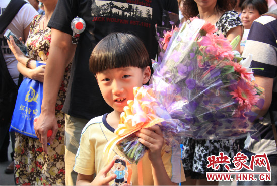 杜澤一直在考點(diǎn)門口等待表姐走出考場(chǎng)。