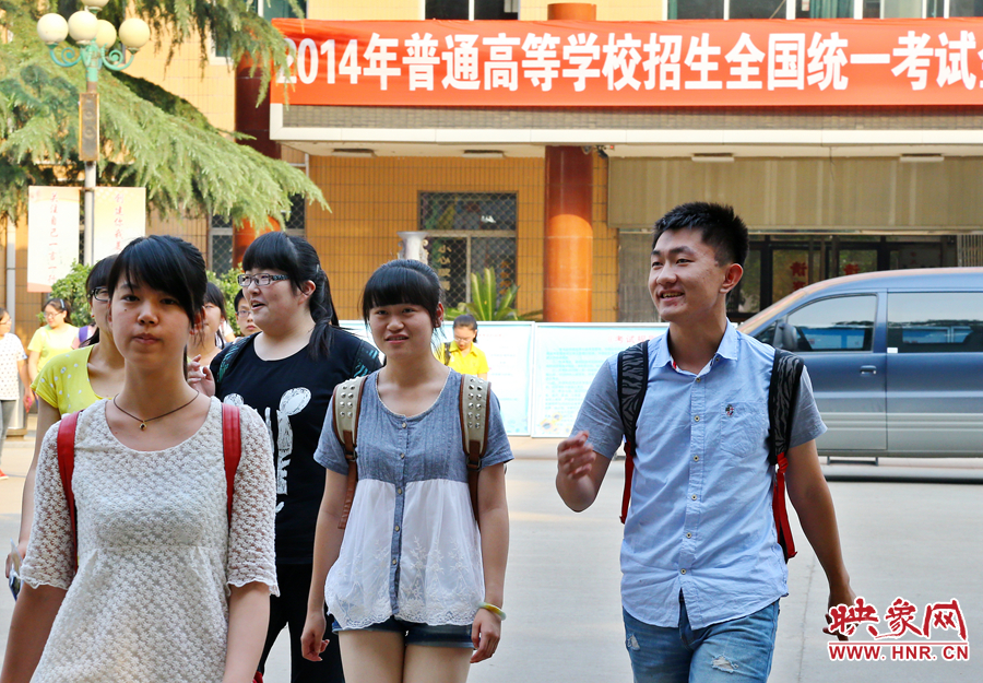 最后一門考試結(jié)束后，考生們一臉輕松的走出考場