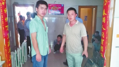 在吳文舉老師的幫助下，王強強（左）從傳銷窩點成功脫險。