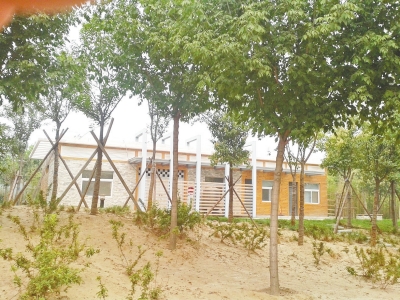 南三環(huán)上的一處公廁掩映在綠樹間，也鎖著門