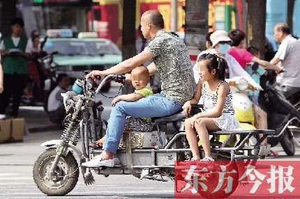 這樣帶著孩子，一個剎車，孩子就有可能摔下車