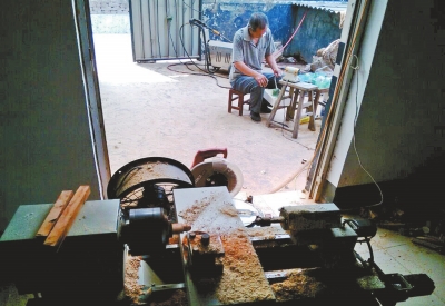 前邊是加工珠子的小車(chē)床,后邊正在拋光珠子。