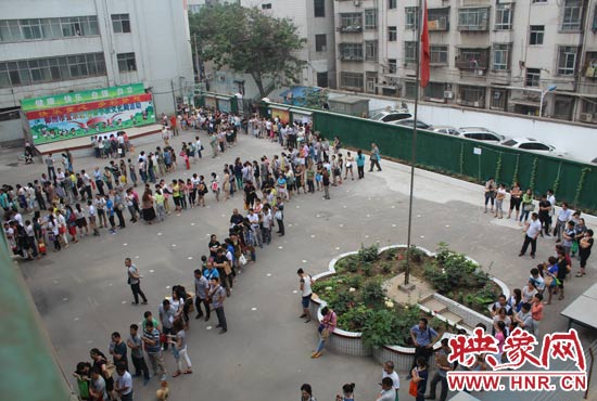 報名現(xiàn)場從一大早便已排起了長龍。