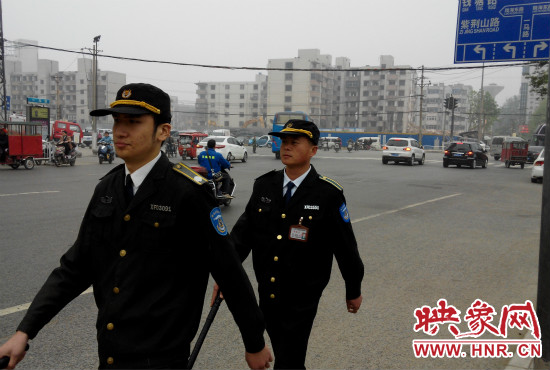 每天，老王的工作就是在火車站附近巡邏