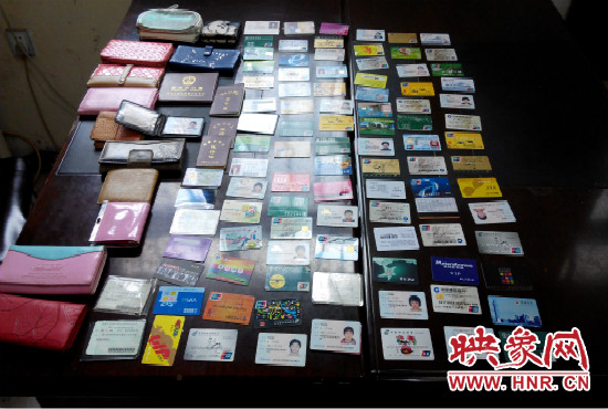 在日常執(zhí)勤當(dāng)中，巡防隊(duì)員經(jīng)常能撿到很多的身份證和銀行卡。