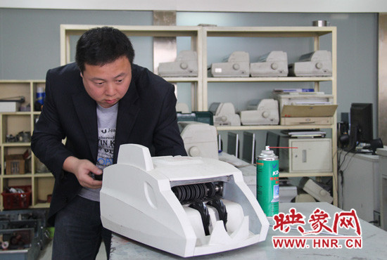 陸涌每天的工作就是和機器“談心”、發(fā)現(xiàn)故障、修好它們。