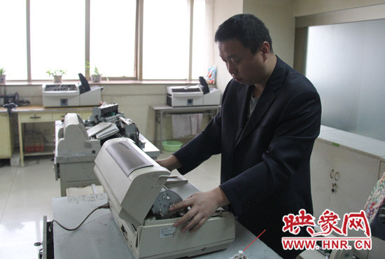 “不行，我再試一下，我一定要修好它。”遇到難題，東北人身上的那股執(zhí)拗勁讓他又堅持了下來