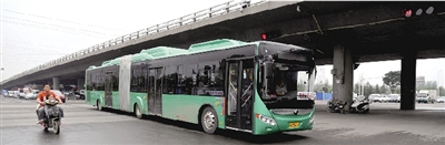 昨日上午，一輛B3快速公交測試車行駛在西三環(huán)的線路上。