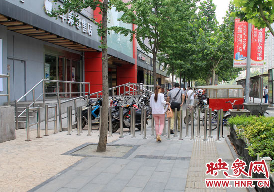 圖中道路左側(cè)的無障礙通道被鋼管隔離,右側(cè)的盲道也被侵占。