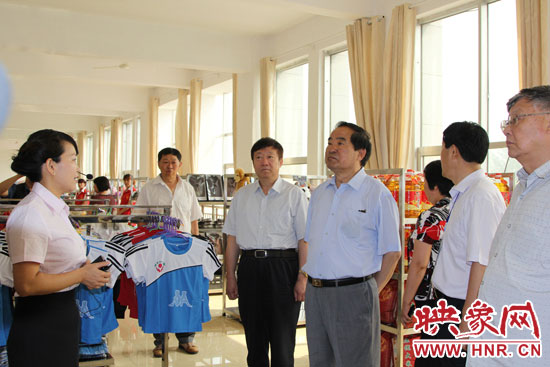 與會領(lǐng)導實地考察林州基層慈善組織建設情況