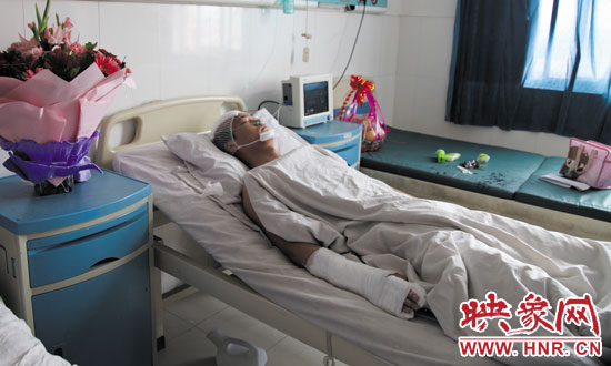 梁亮顱骨骨折、右胳膊肌腱被砍斷,手指受傷。