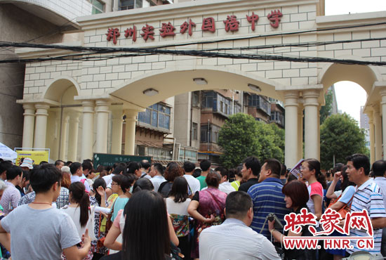 考試快結(jié)束時，陪考的家長涌入學(xué)校接孩子。