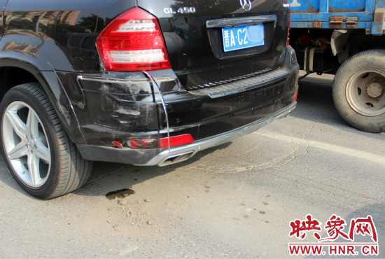 無(wú)辜奔馳越野車(chē)殘被追尾。