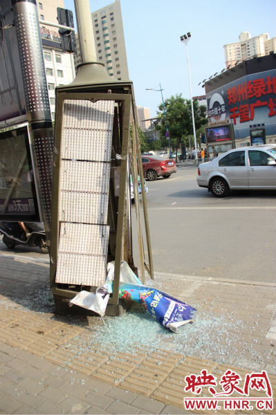 路旁的路燈箱已經(jīng)被肇事車(chē)輛撞碎。