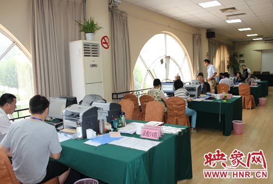 高招錄取現(xiàn)場(chǎng)錄檢組工作人員正在緊張工作中。