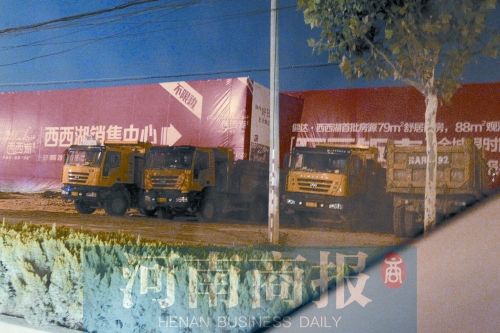 昨夜，記者發(fā)現(xiàn)一些工地外，渣土車們正在“休息”記者 鄧萬里/攝