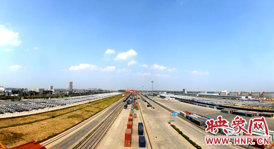 鄭州鐵路集裝箱中心站內(nèi)，滿載貨物的國際班列從這里開出。段晉哲/攝