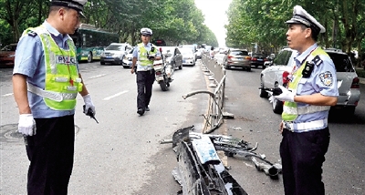 帶著車牌的車前臉留在了現(xiàn)場。