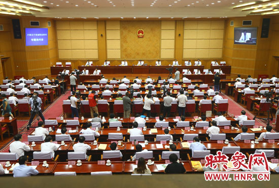 7月29日下午，河南省十二屆人大常委會第九次會議召開關(guān)于職業(yè)教育專題詢問會。