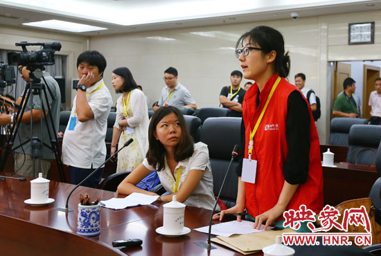 映象網(wǎng)記者就網(wǎng)友關(guān)心熱點(diǎn)問題向省教育廳副廳長尹洪斌提問。