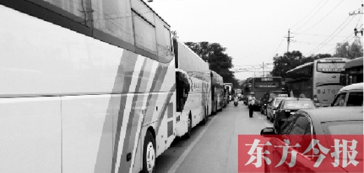 昨日，只能由東向西單行的鄭州市城南路上，闖進(jìn)了由西向東行駛的大巴車，造成嚴(yán)重交通擁堵