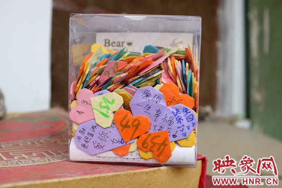 王書佳的床邊放著一個玻璃瓶子，里面是521顆紙心，是生日的時候同宿舍的朋友送給她的。