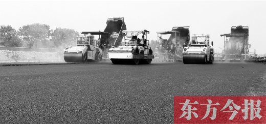 鄭州通航試驗區(qū)上街機場的改擴建工程正在緊張施工，寬闊的跑道已經(jīng)基本竣工