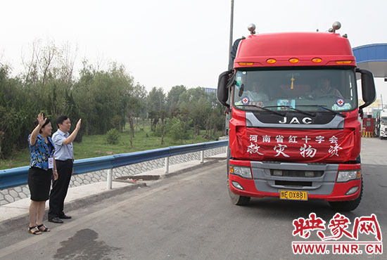 運(yùn)送救災(zāi)物質(zhì)的貨車(chē)出發(fā),奔赴災(zāi)區(qū)。