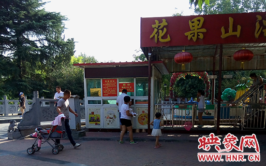 公園內(nèi)每一個(gè)游樂場(chǎng)都專門一個(gè)收費(fèi)窗口