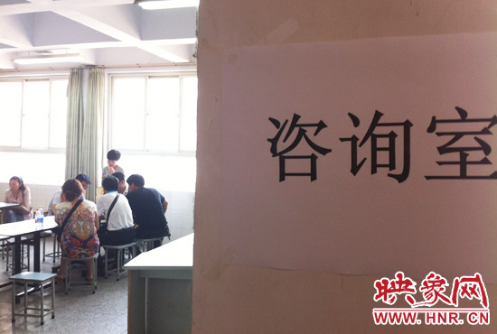 在金水區(qū)教體局設(shè)立的“復(fù)議”現(xiàn)場(chǎng)，家長(zhǎng)們提出了各式各樣的問題。