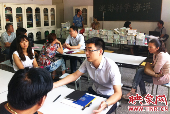 各區(qū)受理咨詢的教育部門工作人員對(duì)于提出的問題一一作出解答。