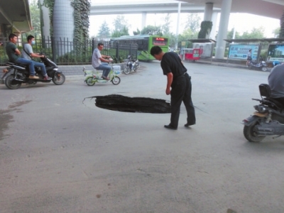 市民探頭看，大坑“深不可測”。