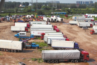 抓賭前，處警民警就藏身在這些廂式貨車內(nèi)。