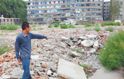 寧寧的父親說(shuō)：女兒就是在這兒被打的。