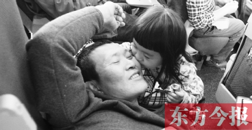 女兒嘟嘟不時(shí)的親吻是他最好的“鎮(zhèn)痛藥”。