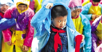 昨日下午,農(nóng)科路上一小學(xué)放學(xué)時(shí),孩子們大部分都穿著雨披。