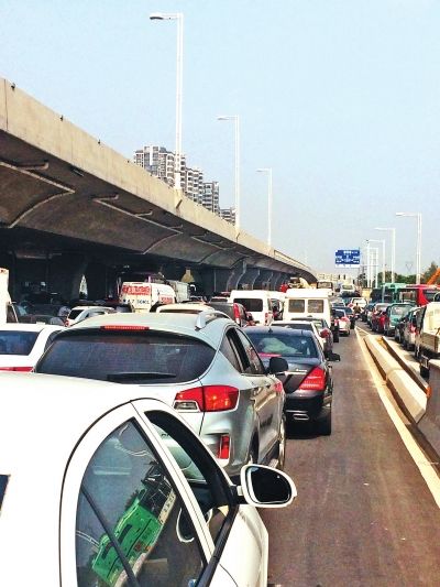 因塌方，中原路西三環(huán)交叉口附近擁堵嚴(yán)重