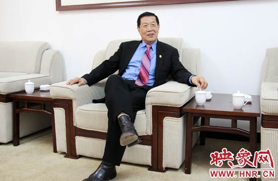 以精湛讀到的刑偵鑒識技術(shù)享譽國際的李昌鈺博士，被譽為“當(dāng)代福爾摩斯”。