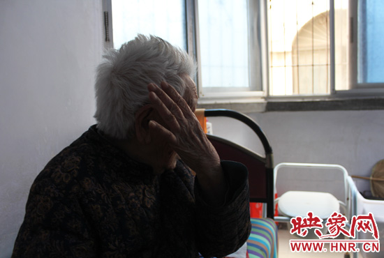 說起敬老院要搬遷,老太太忍不住流眼淚。