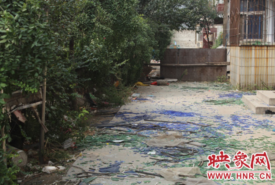 社區(qū)內(nèi)已是狼藉一片。